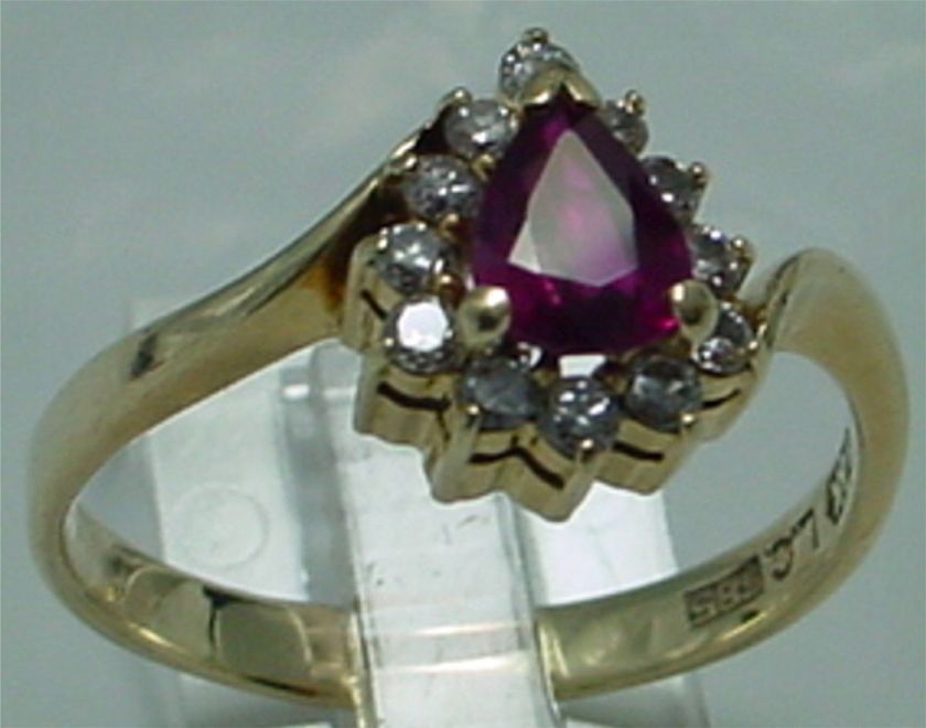 14 KARAT YELLOW GOLD RUBY & DIAMONDS RING IN EXCELLENT CONDITION 